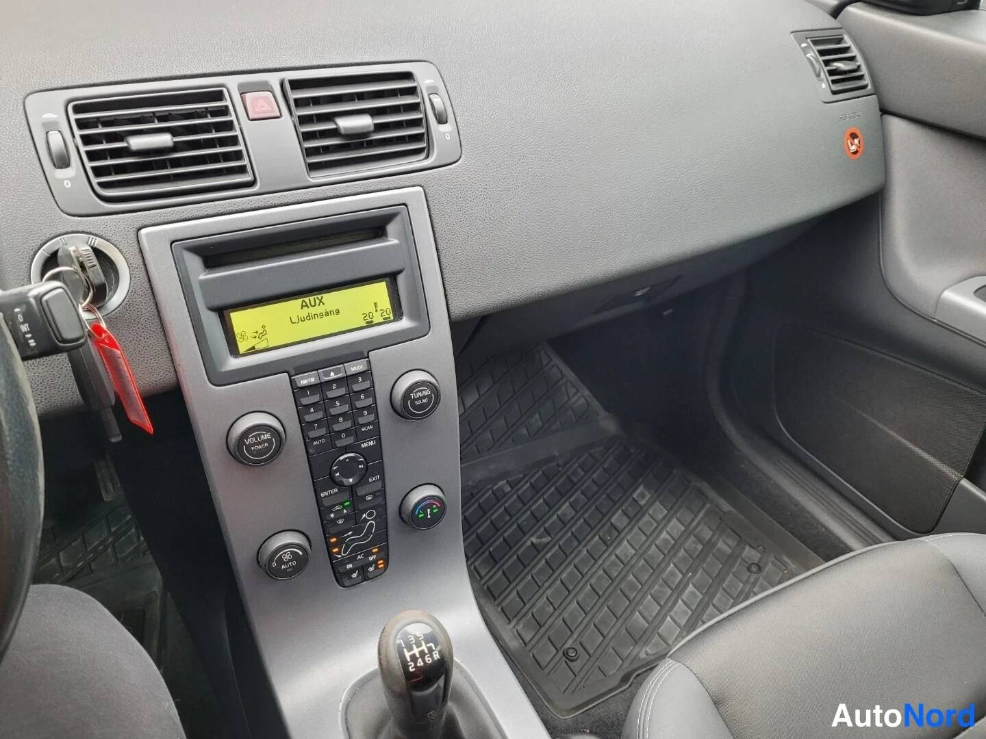Punainen Volvo S40 2006, ohjaamo, kuva 13