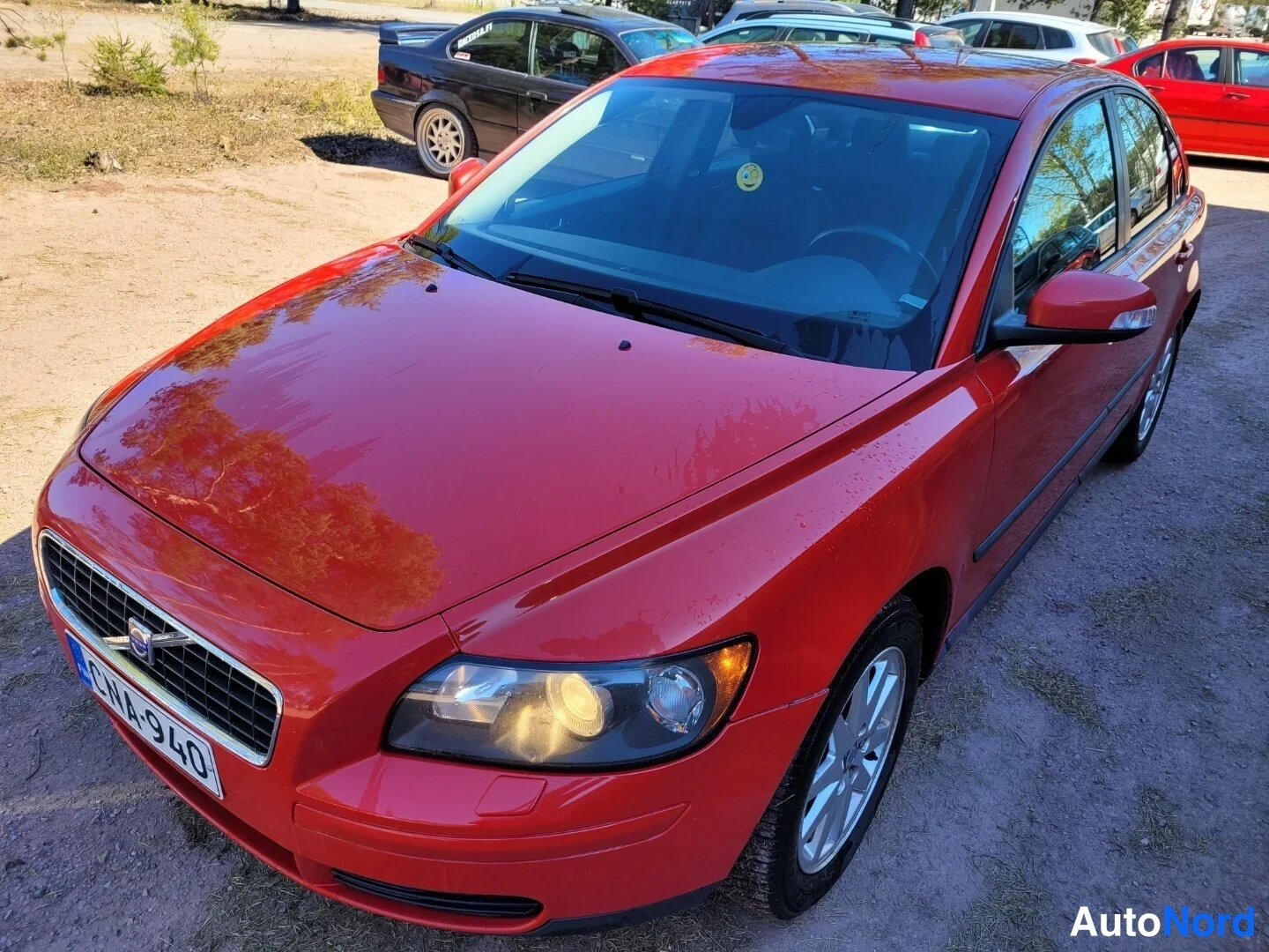 Punainen Volvo S40 2006, etuviisto, keula vasemmalle, kuva 2