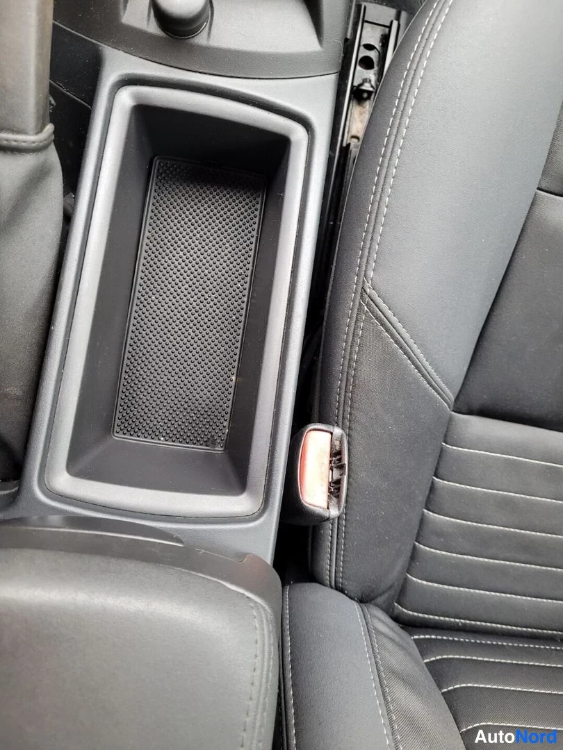 Punainen Volvo S40 2006, yksityiskohta, kuva 31