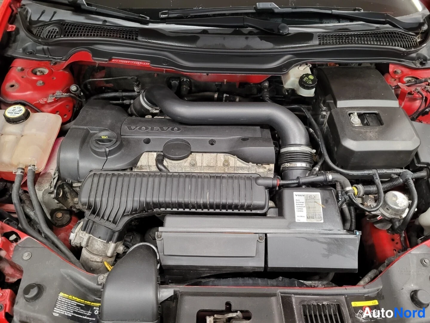 Punainen Volvo S40 2006, moottoritila, kuva 18