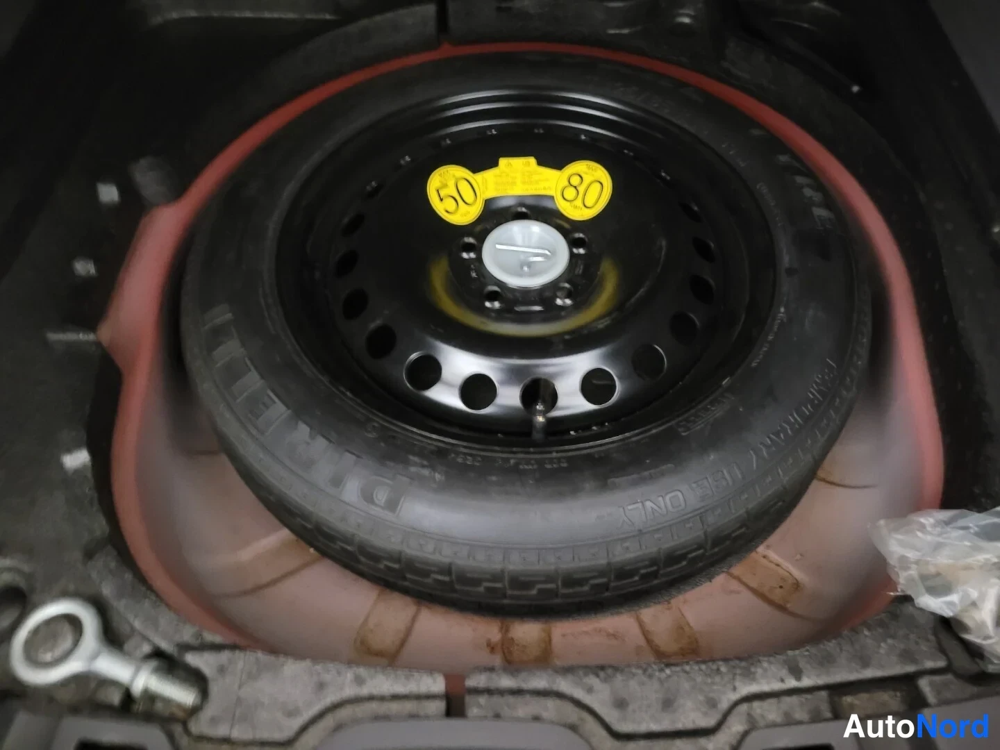 Punainen Volvo S40 2006, yksityiskohta, kuva 23