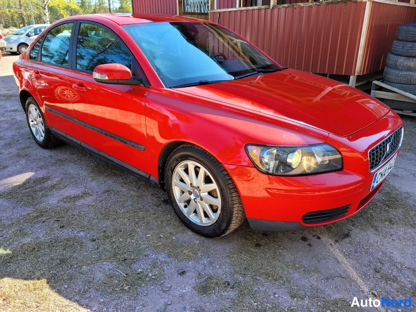 Punainen Volvo S40 2006, etuviisto, keula oikealle, kuva 4