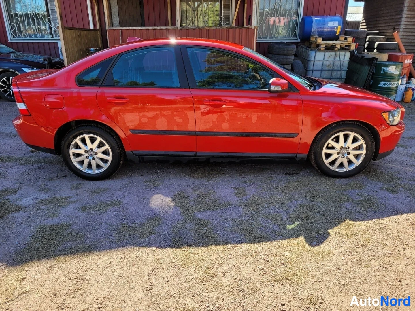 Punainen Volvo S40 2006, etuviisto, keula oikealle, kuva 5