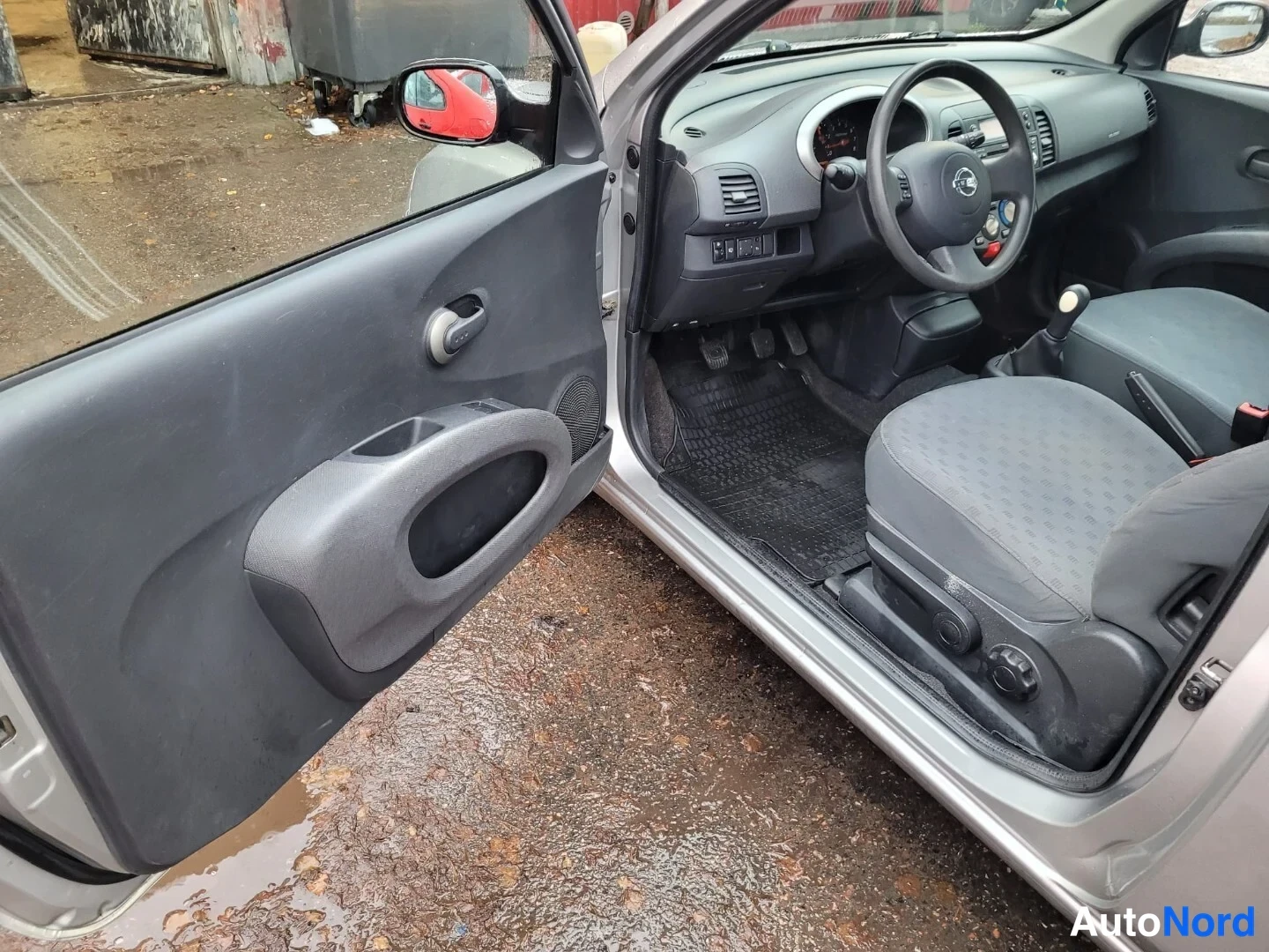 Hopea Nissan Micra 2004, ohjaamo, kuva 11