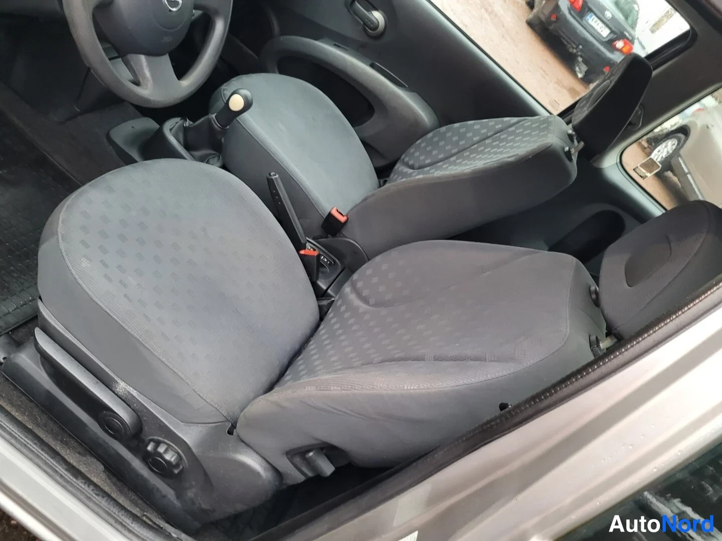 Hopea Nissan Micra 2004, etuistuimet, kuva 14