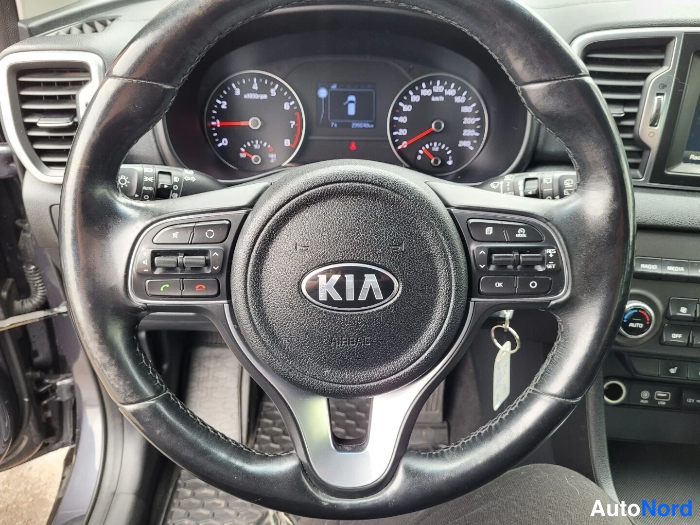 Grå Kia Sportage 2016, förarplats, bild 11
