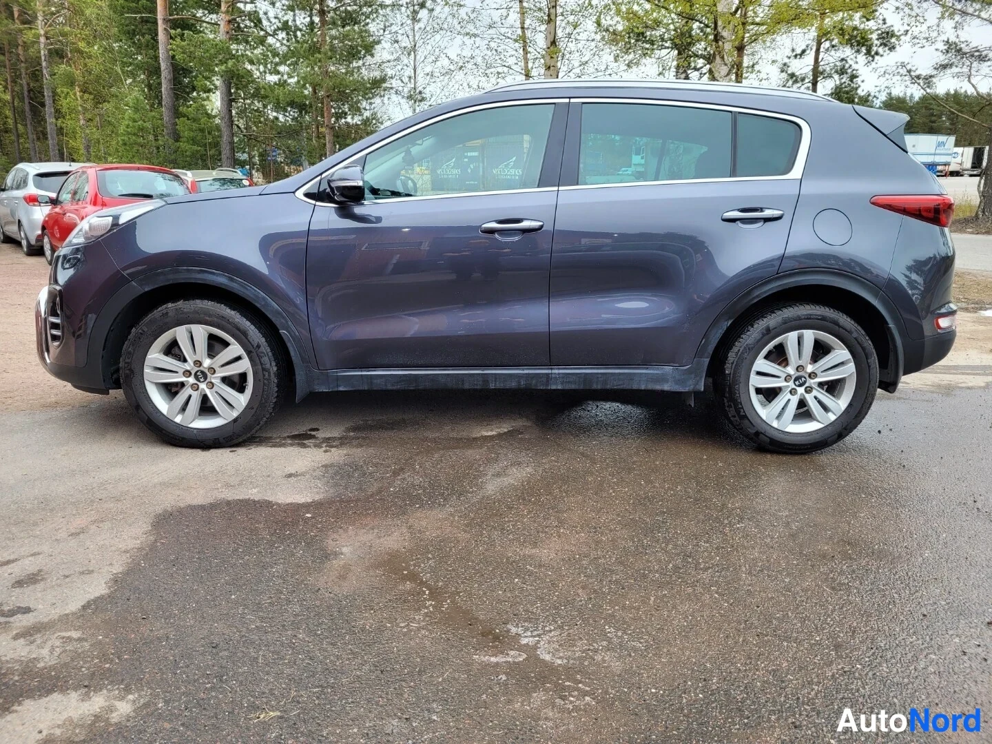 Grå Kia Sportage 2016, snett bakifrån, bild 6