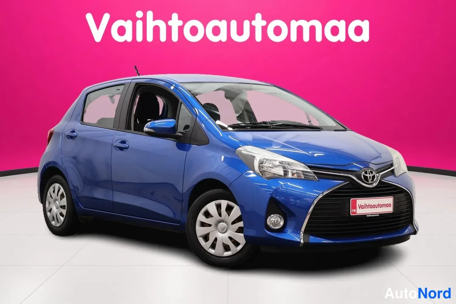 Sininen Toyota Yaris 2015, etuviisto, keula oikealle, kuva 2