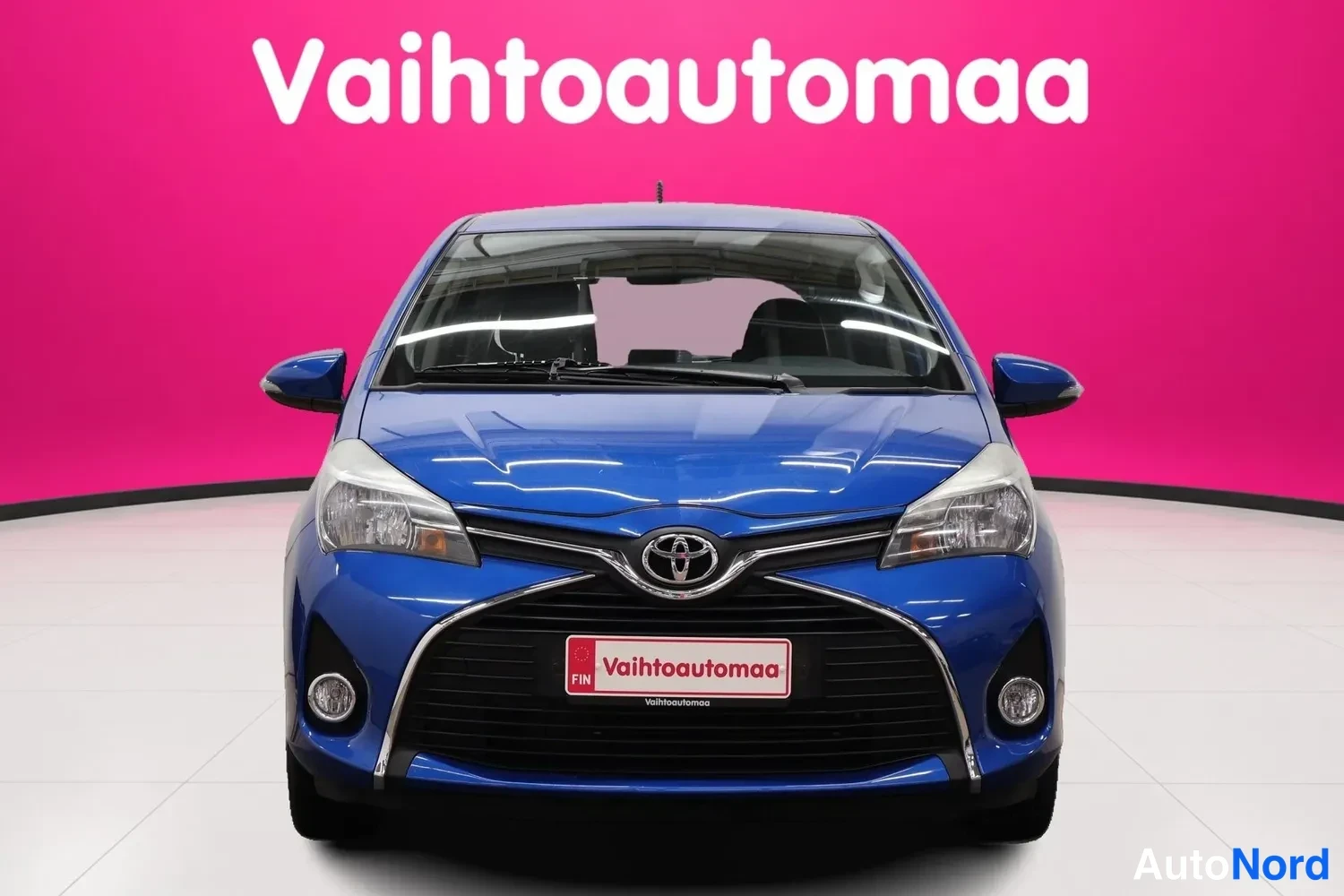 Sininen Toyota Yaris 2015, edestä, kuva 3