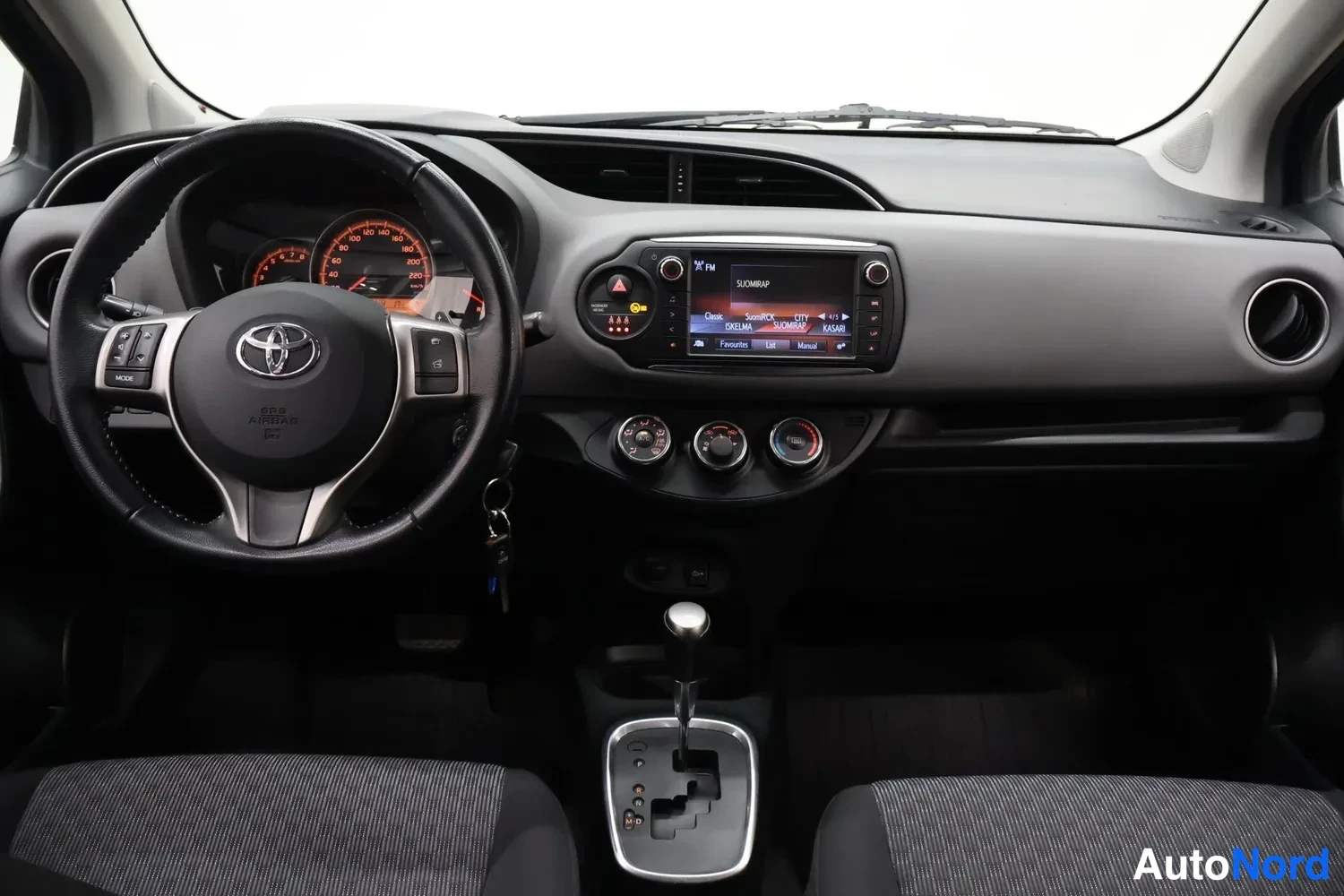 Sininen Toyota Yaris 2015, ohjaamo, kuva 9