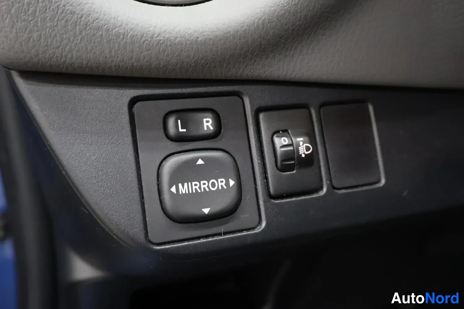 Sininen Toyota Yaris 2015, yksityiskohta, kuva 13