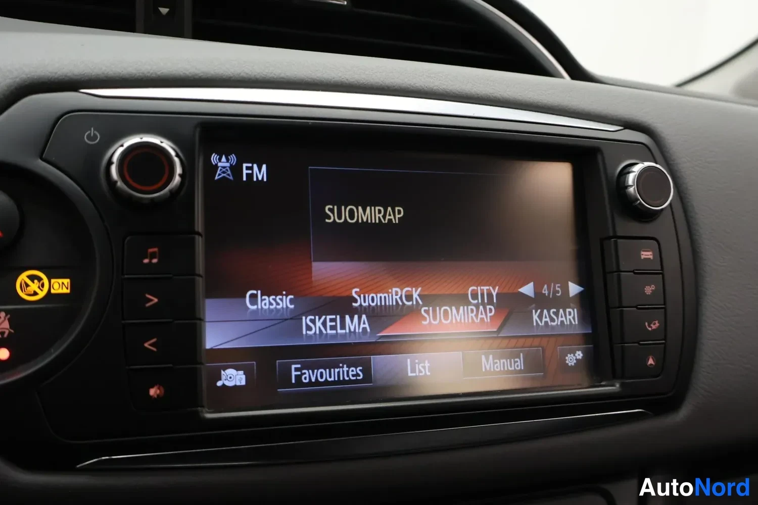 Sininen Toyota Yaris 2015, yksityiskohta, kuva 17