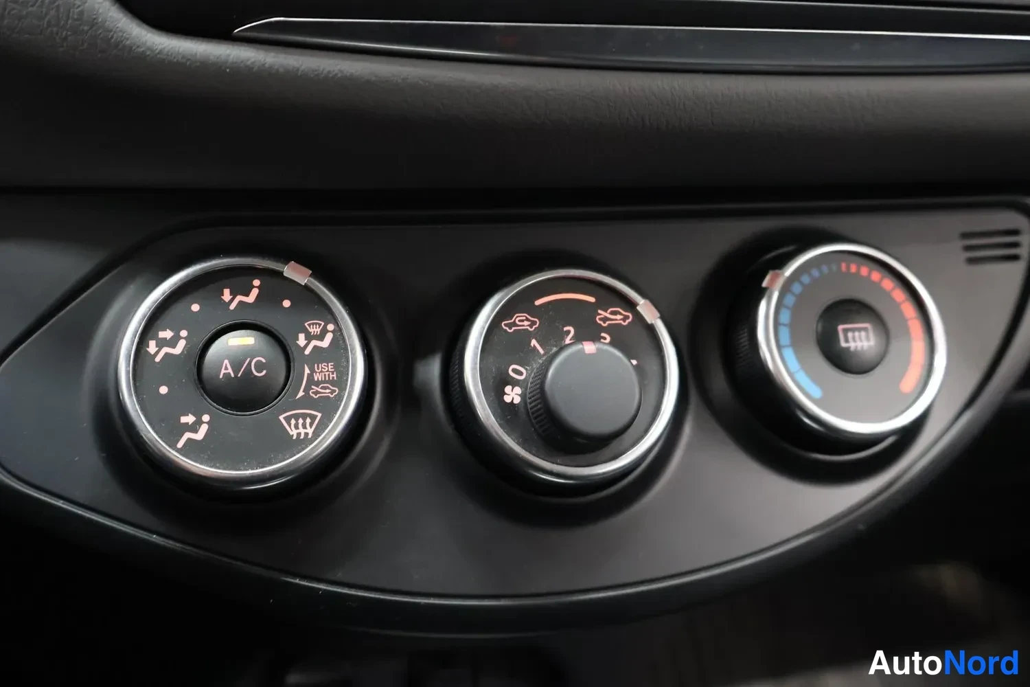 Sininen Toyota Yaris 2015, yksityiskohta, kuva 19