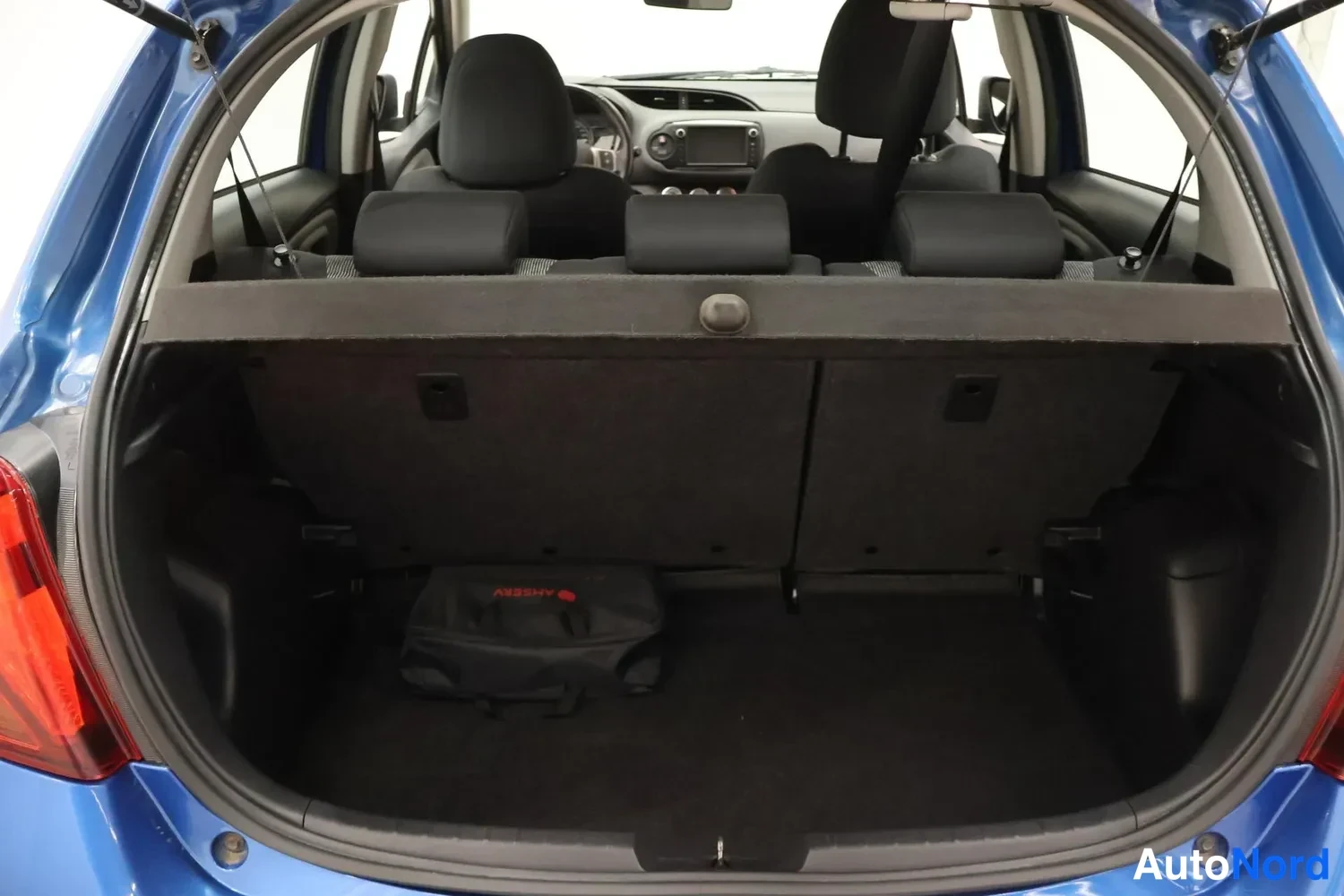 Sininen Toyota Yaris 2015, tavaratila, kuva 12