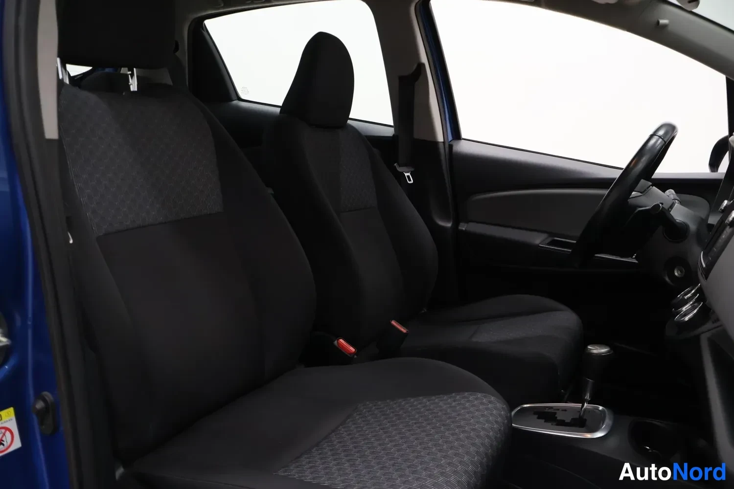 Sininen Toyota Yaris 2015, etuistuimet, kuva 10