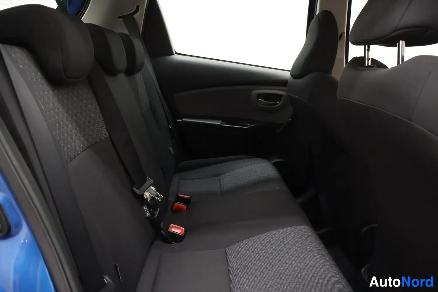 Sininen Toyota Yaris 2015, takaistuimet, kuva 11