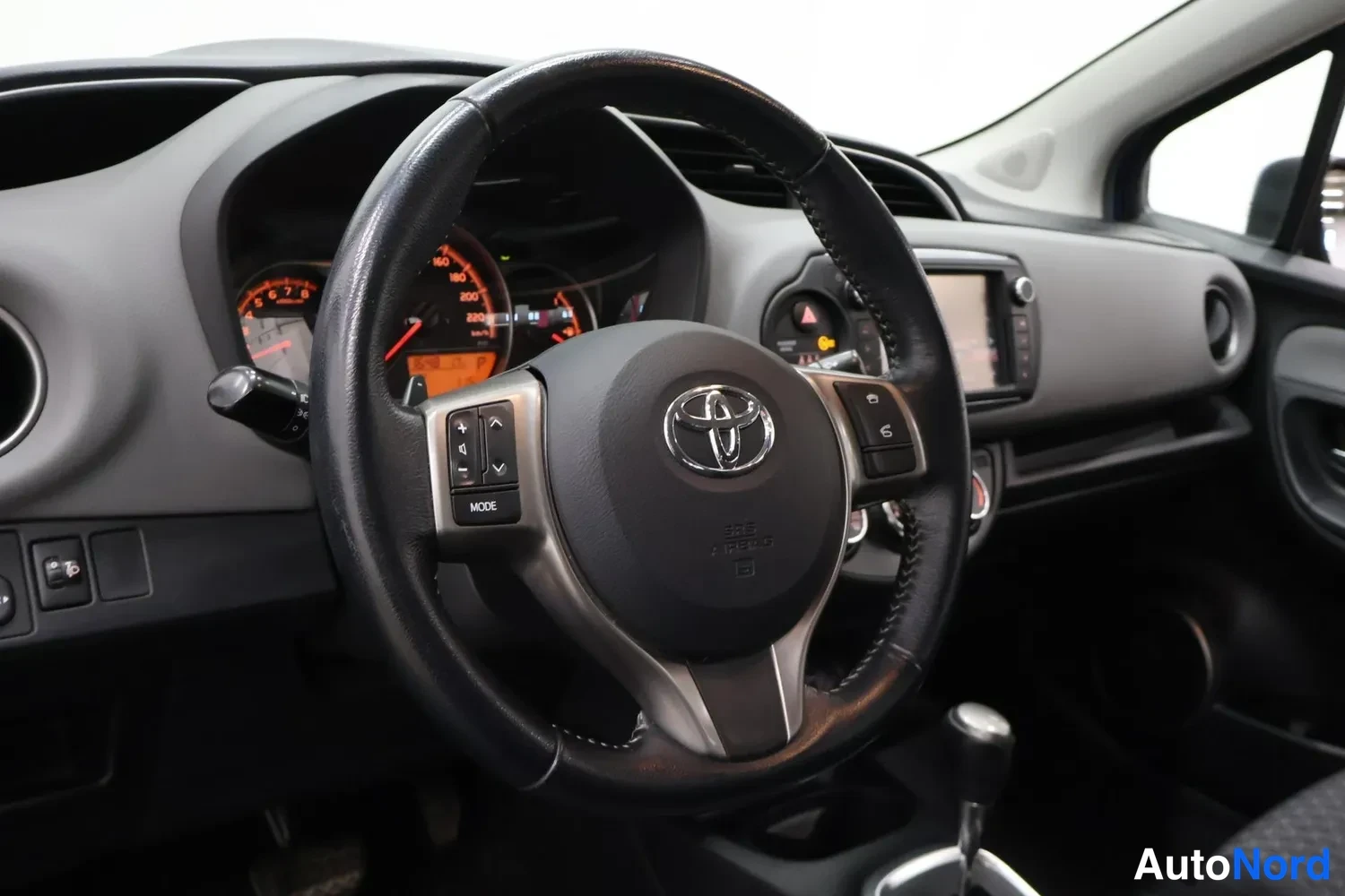 Sininen Toyota Yaris 2015, ohjaamo, kuva 7