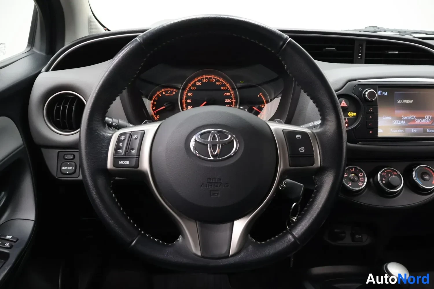 Sininen Toyota Yaris 2015, ohjaamo, kuva 8