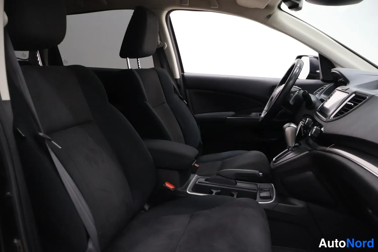 Musta Honda CR-V 2015, ohjaamo, kuva 7