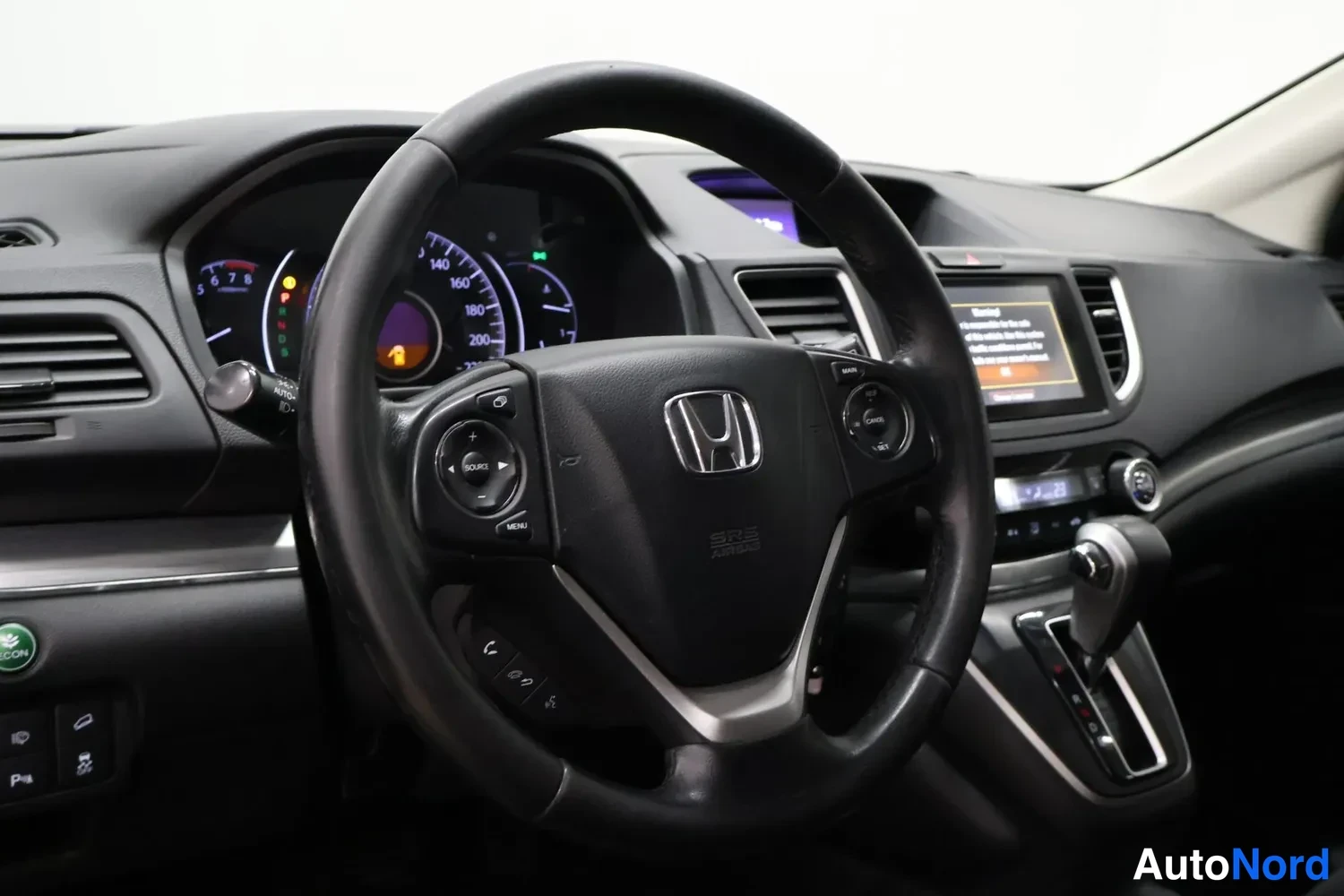 Musta Honda CR-V 2015, ohjaamo, kuva 8