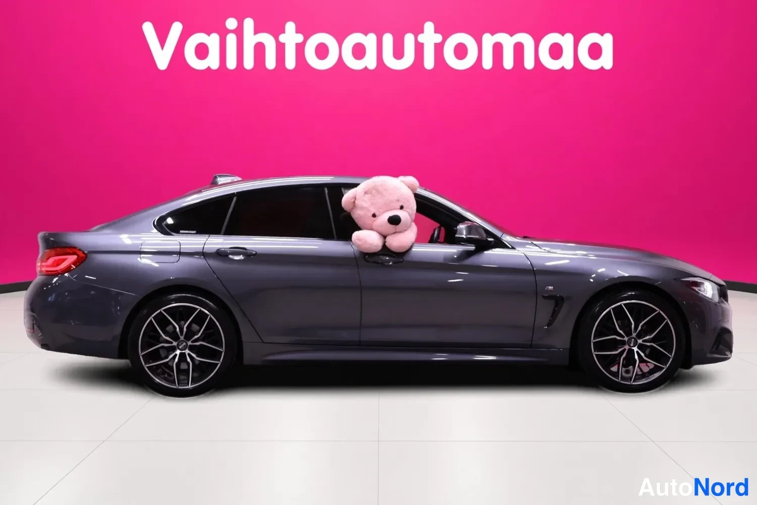 Harmaa BMW 420i xDrive 2018, sivulta, kuva 4