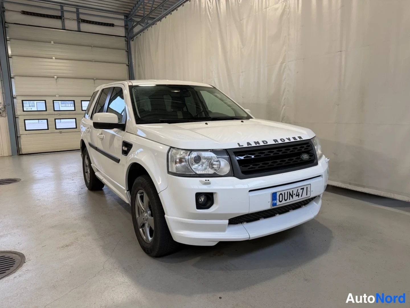 Valkoinen Land Rover Freelander 2 2011, etuviisto, keula oikealle, kuva 2