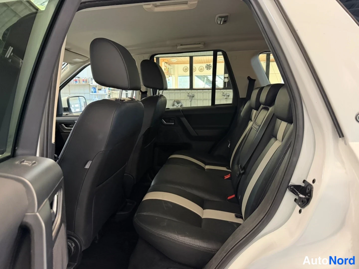 Valkoinen Land Rover Freelander 2 2011, takaistuimet, kuva 11