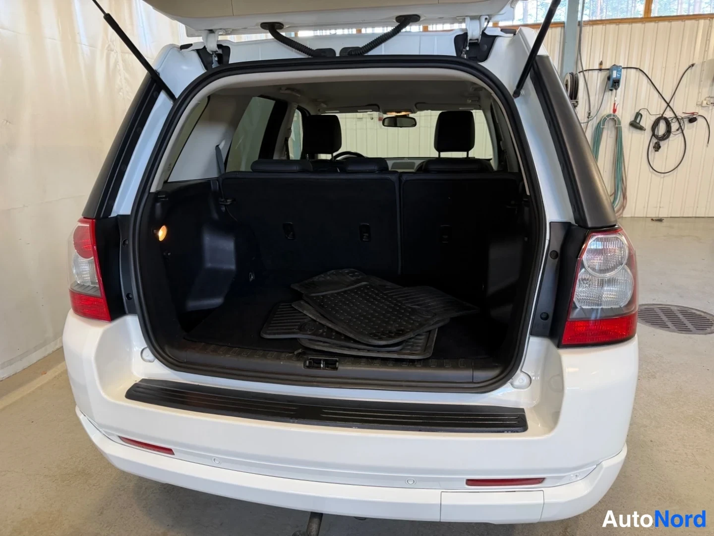 Valkoinen Land Rover Freelander 2 2011, tavaratila, kuva 12