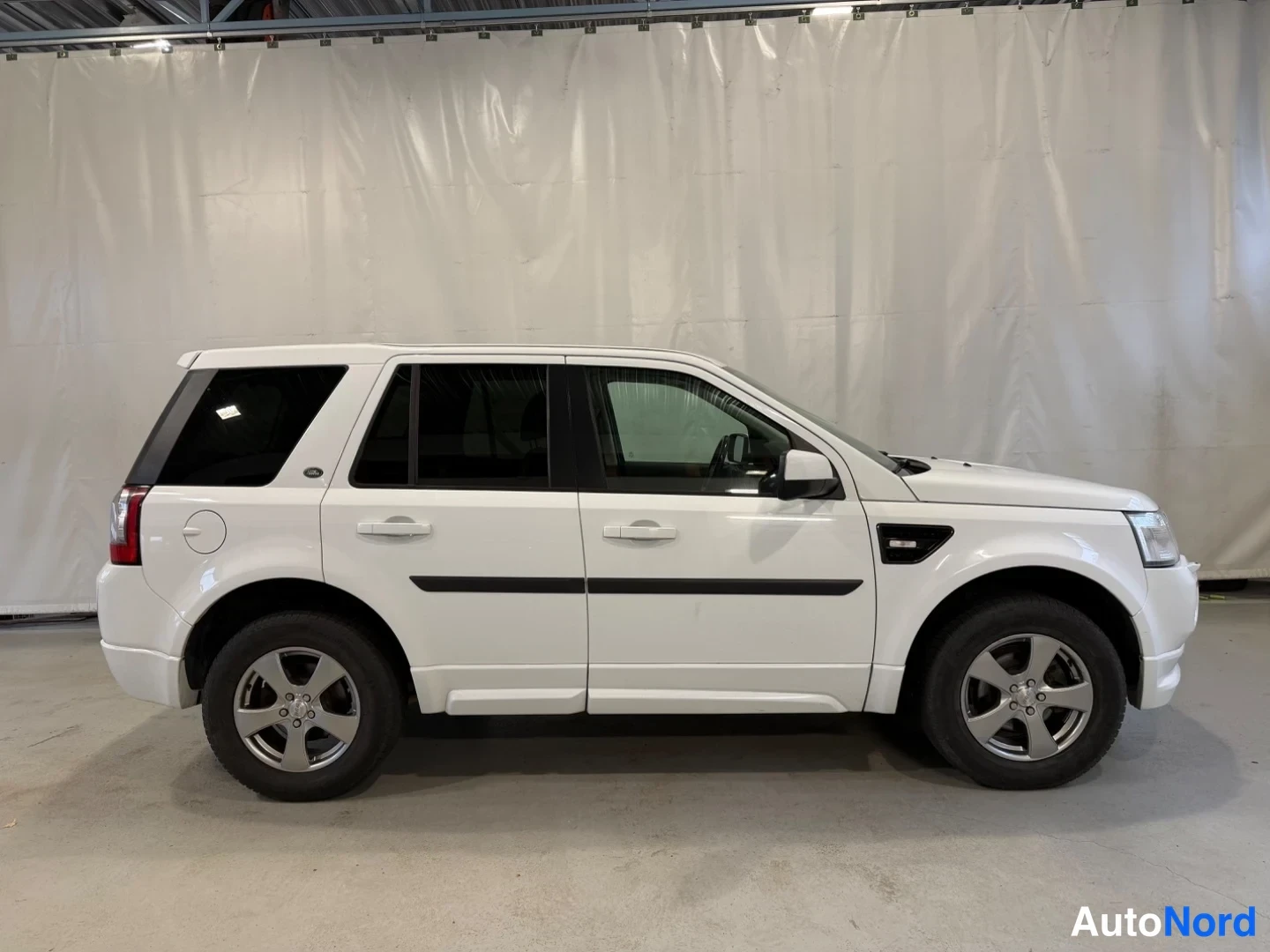 Valkoinen Land Rover Freelander 2 2011, sivulta, kuva 3