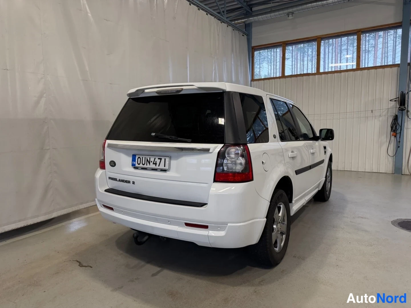 Valkoinen Land Rover Freelander 2 2011, takaviisto, kuva 4