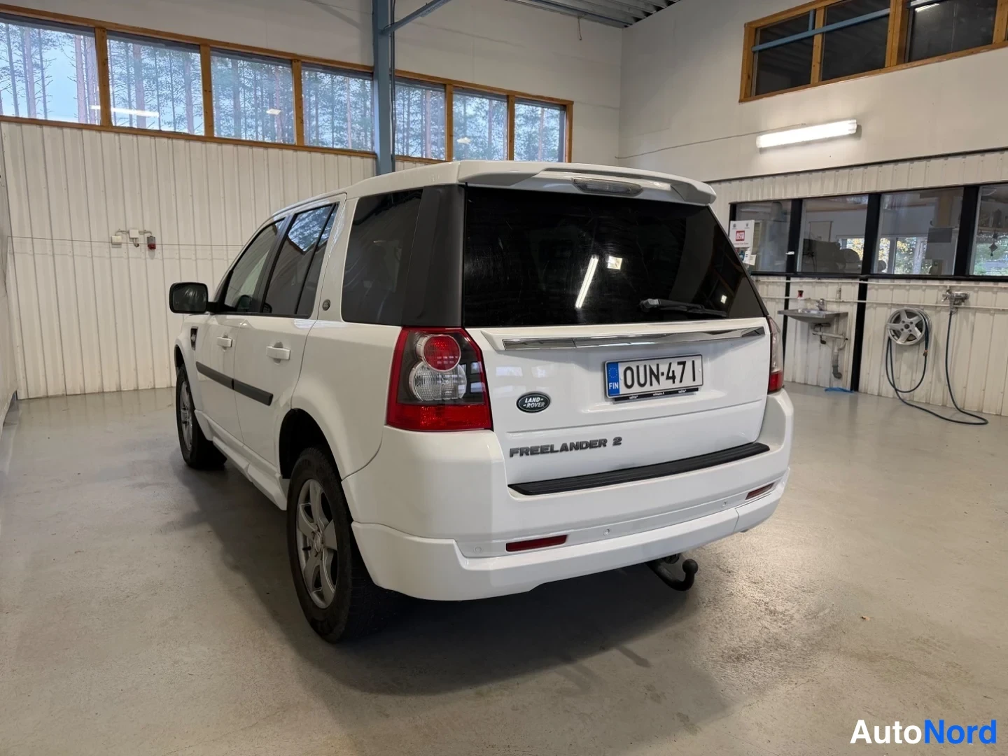 Valkoinen Land Rover Freelander 2 2011, takaviisto, kuva 5