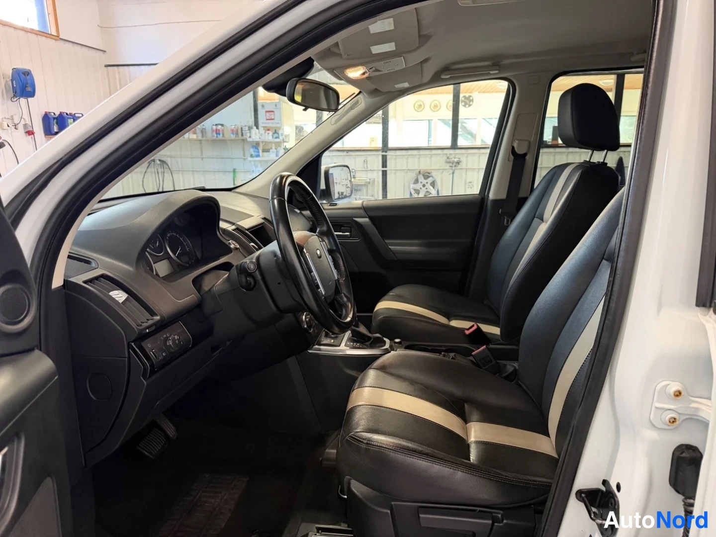 Valkoinen Land Rover Freelander 2 2011, ohjaamo, kuva 6