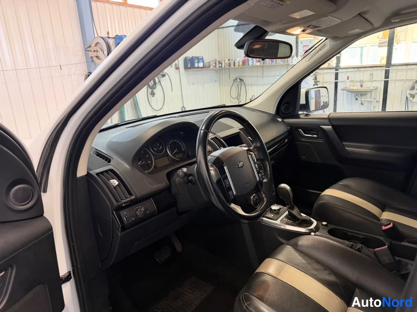 Valkoinen Land Rover Freelander 2 2011, ohjaamo, kuva 7