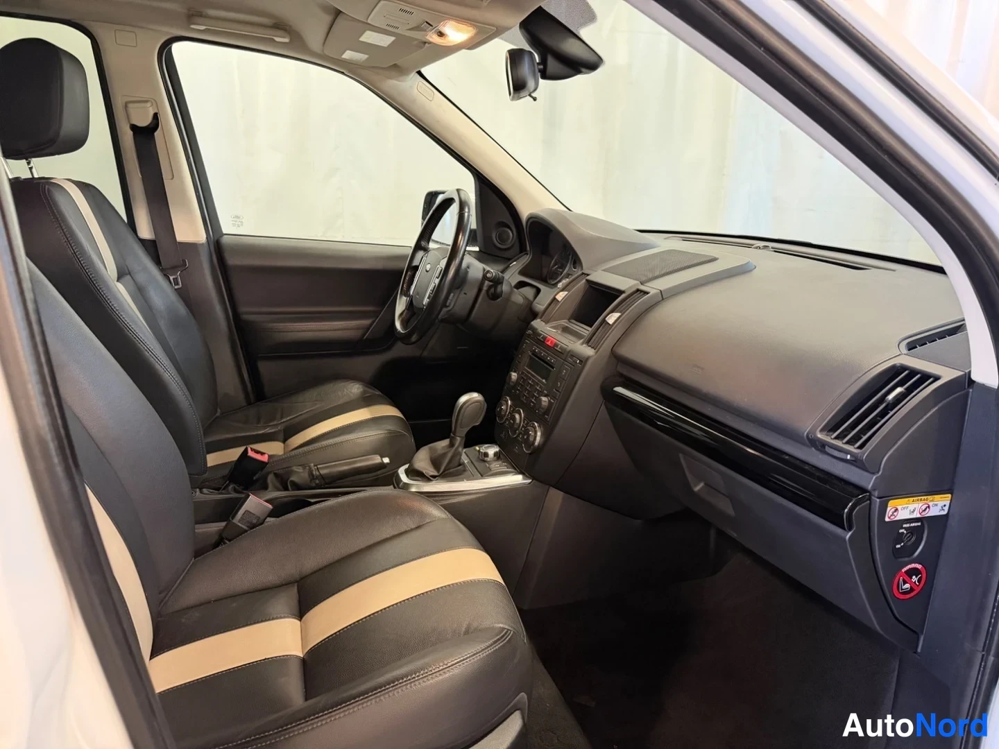 Valkoinen Land Rover Freelander 2 2011, ohjaamo, kuva 8