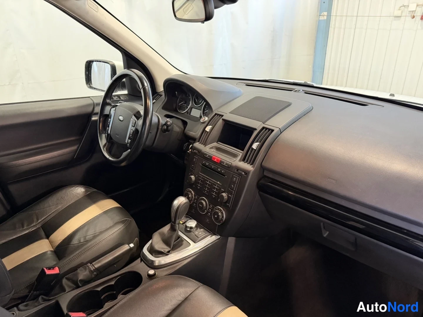Valkoinen Land Rover Freelander 2 2011, ohjaamo, kuva 9