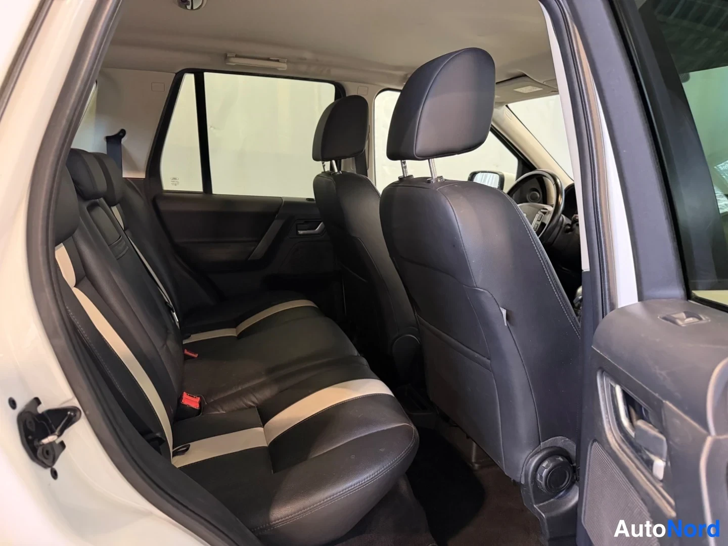 Valkoinen Land Rover Freelander 2 2011, takaistuimet, kuva 10