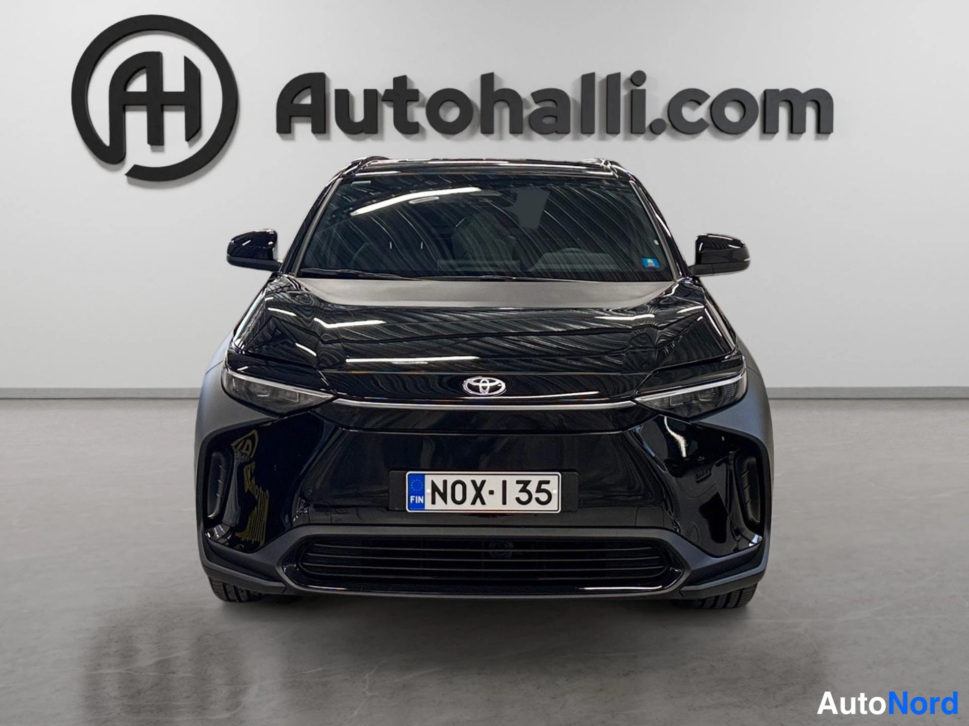 Musta Toyota bZ4X 2025, edestä, kuva 5