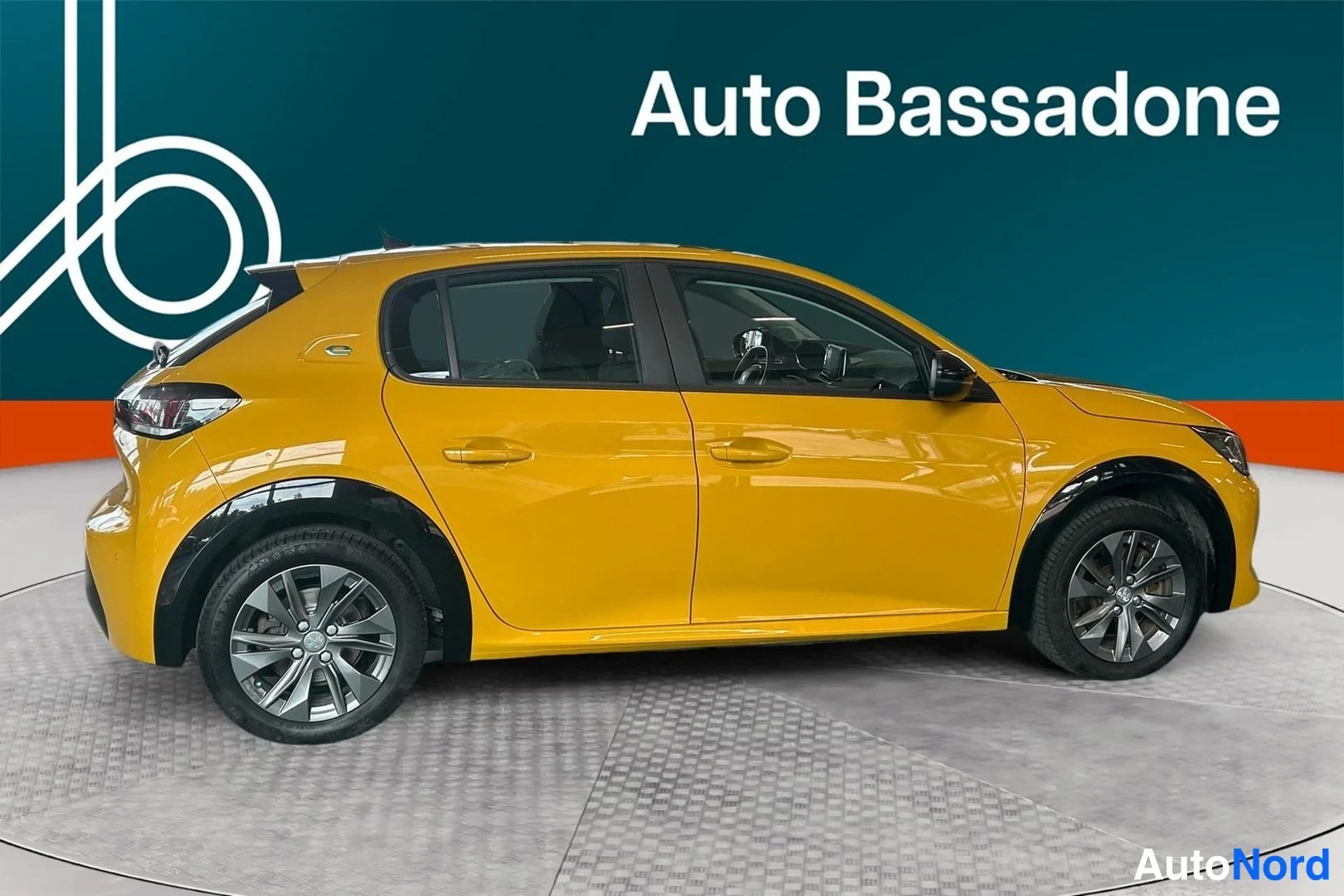 Keltainen Peugeot e-208 2022, etuviisto, keula oikealle, kuva 3