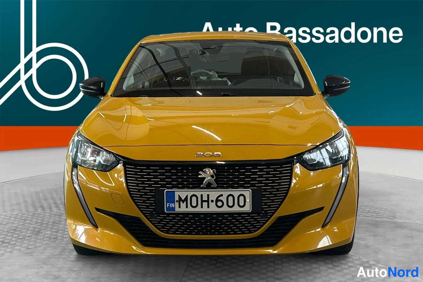 Keltainen Peugeot e-208 2022, edestä, kuva 5