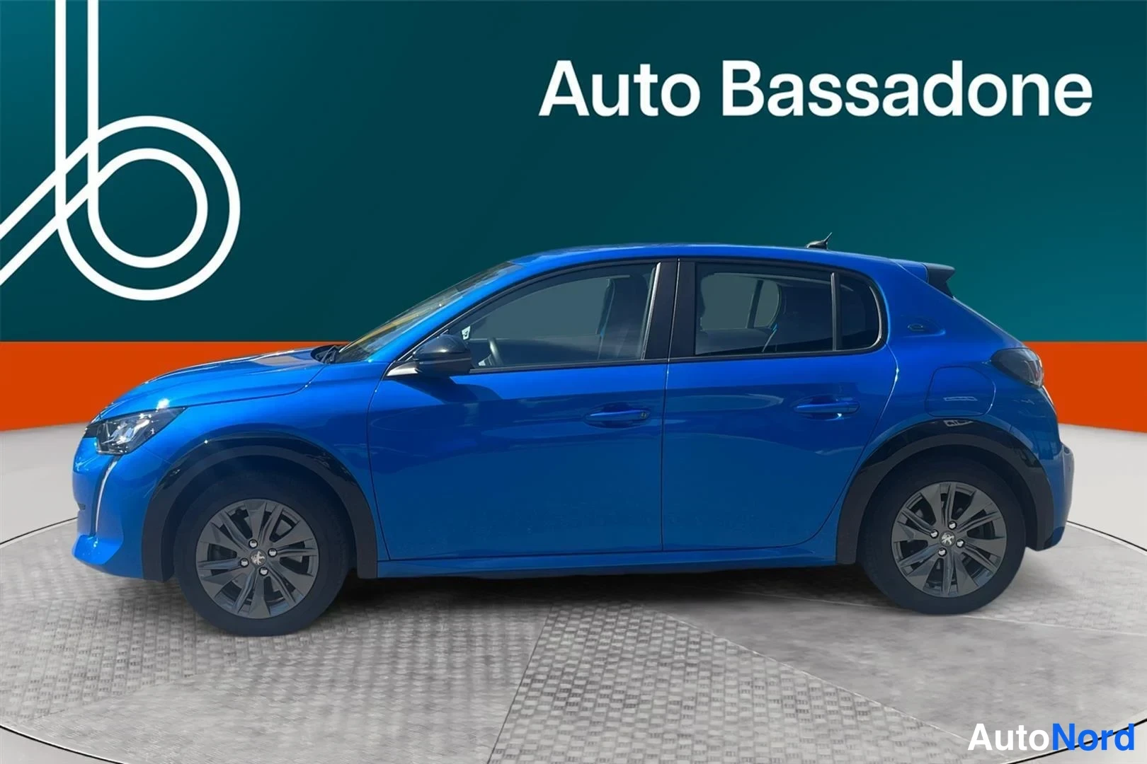 Sininen Peugeot e-208 2022, etuviisto, keula vasemmalle, kuva 2