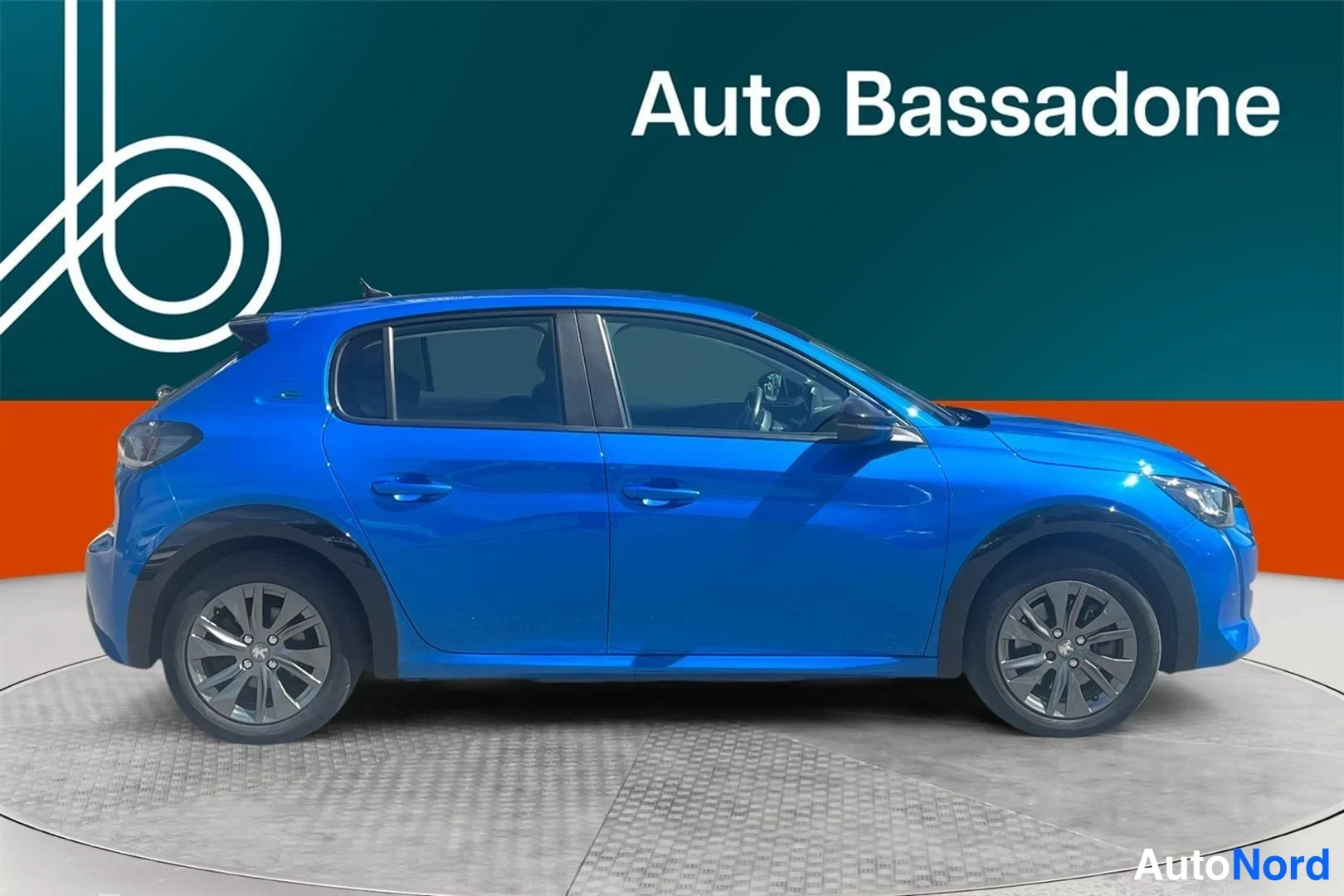 Sininen Peugeot e-208 2022, sivulta, kuva 5