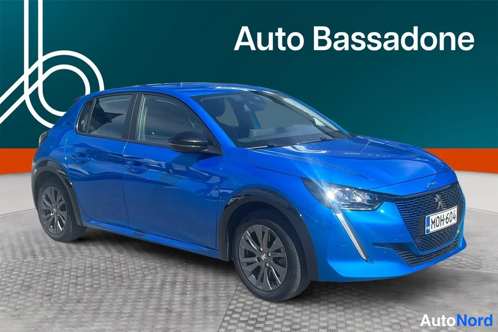 Sininen Peugeot e-208 2022, etuviisto, keula oikealle, kuva 3