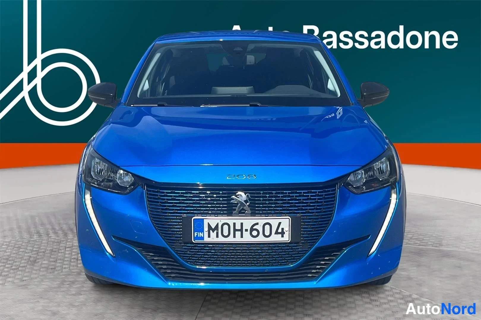 Sininen Peugeot e-208 2022, edestä, kuva 4