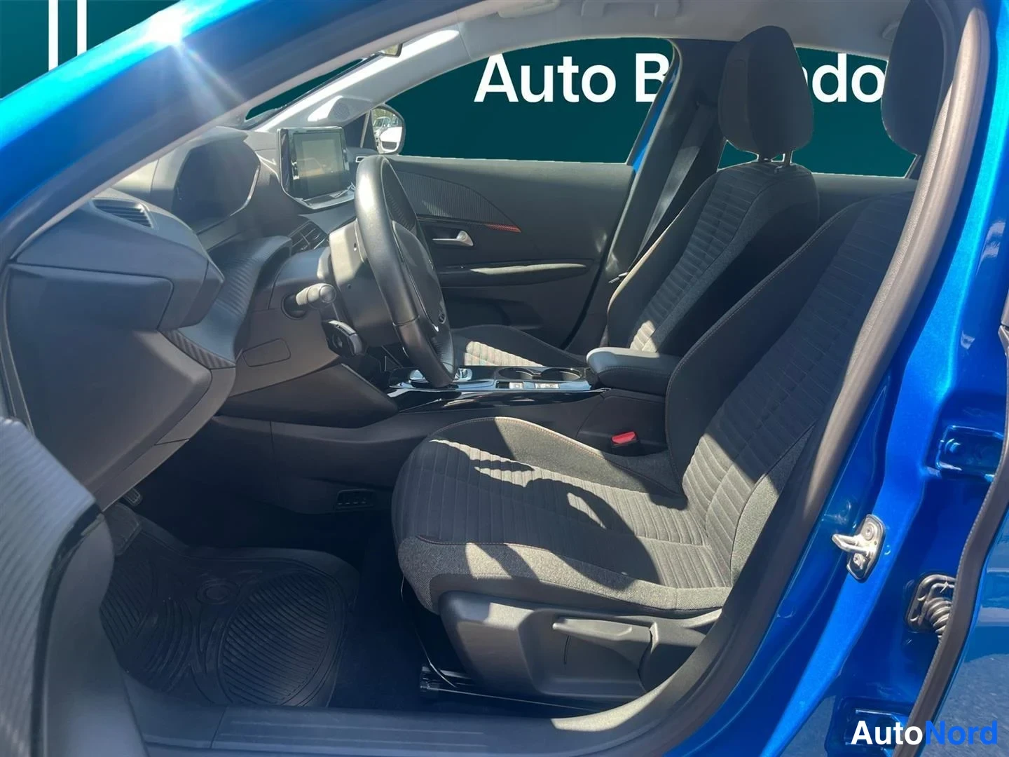 Sininen Peugeot e-208 2022, ohjaamo, kuva 9