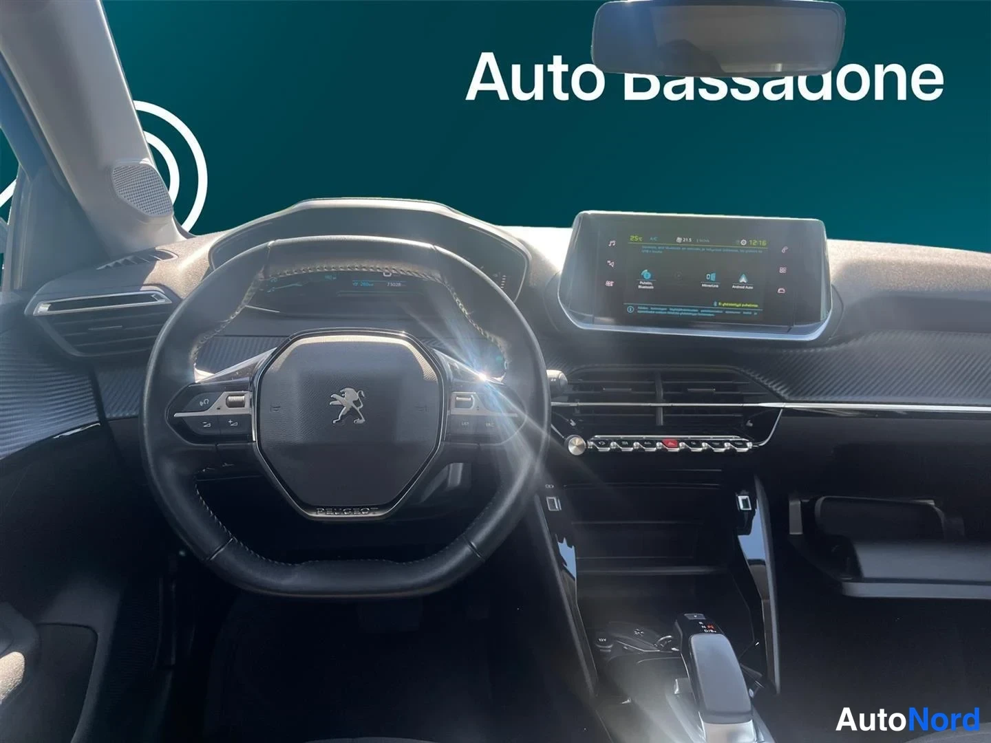 Sininen Peugeot e-208 2022, ohjaamo, kuva 10