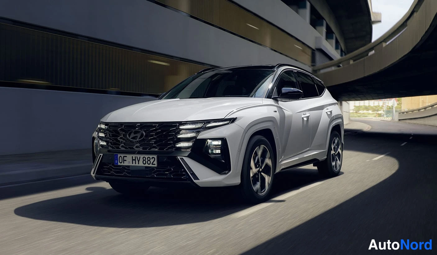 Valkoinen Hyundai Tucson 2026, etuviisto, keula vasemmalle, kuva 3