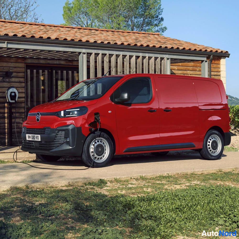 Punainen Citroen Jumpy 2026, etuviisto, keula vasemmalle, kuva 2