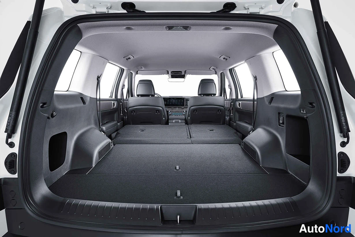 Musta Hyundai Santa FE 2026, tavaratila, kuva 6