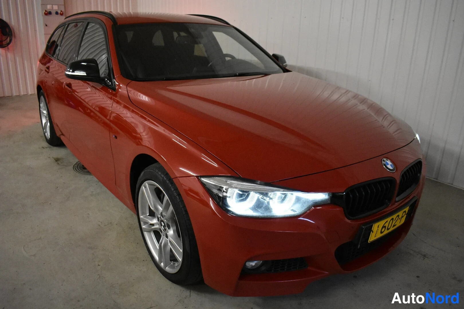 Punainen BMW 335d xDrive 2019, etuviisto, keula oikealle, kuva 2