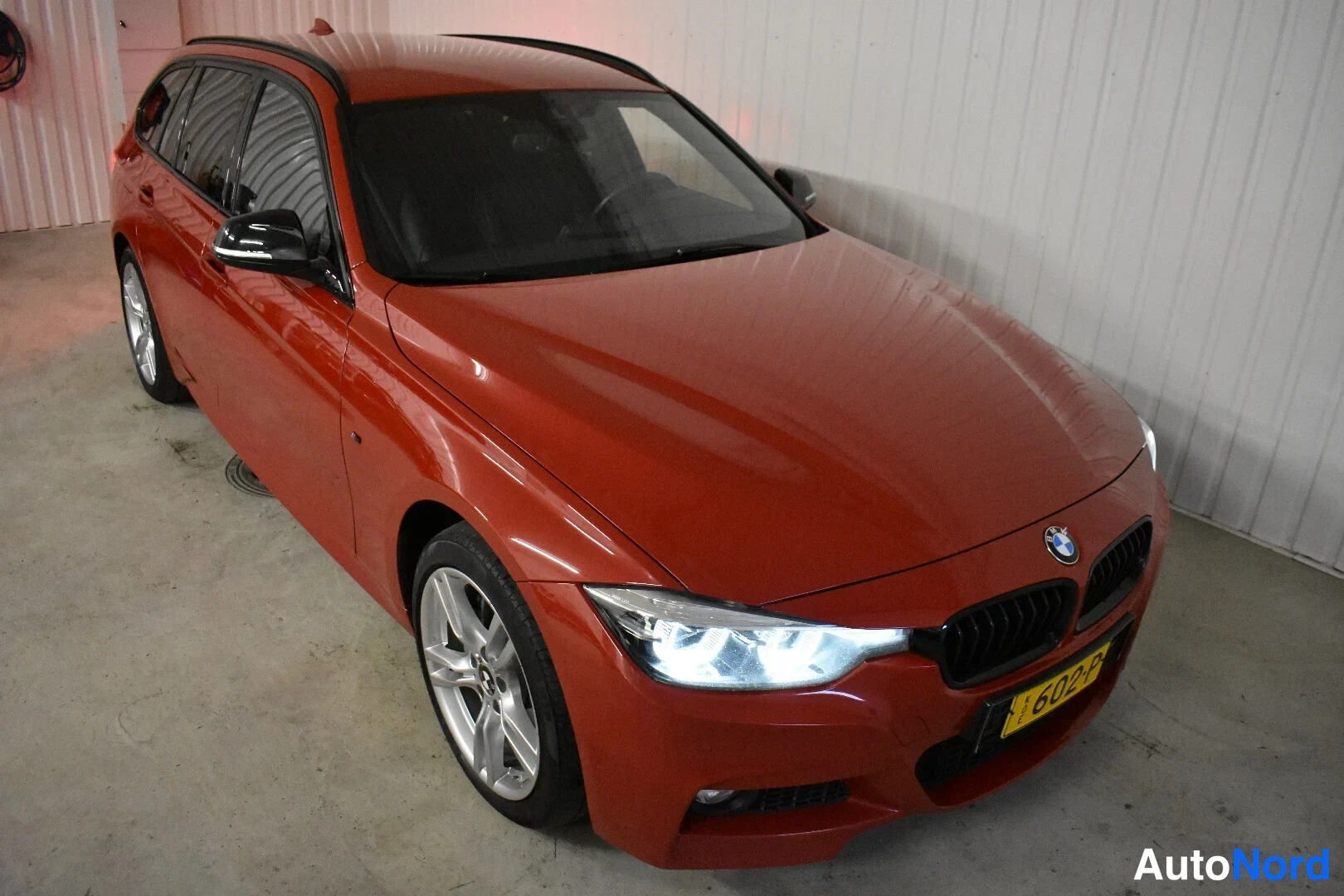 Punainen BMW 335d xDrive 2019, etuviisto, keula oikealle, kuva 4